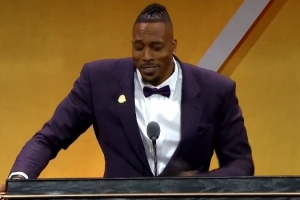 开云体育官网-霍华德演讲期间导播切出詹姆斯特写镜头 全场球迷欢呼！