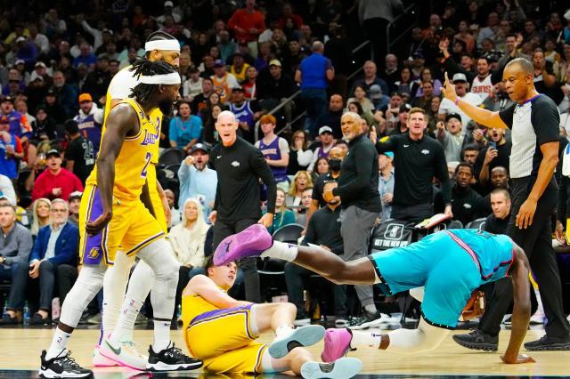 开云体育移动版-贝弗利因冲动被禁赛三场，但湖人再不会让队友独行